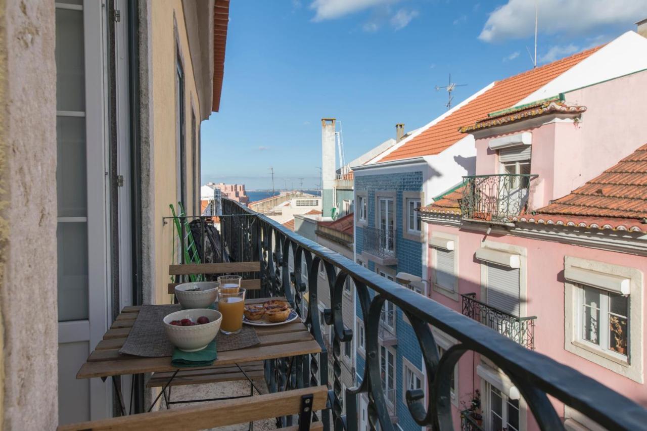 Lovelystay - Sunny Flat W/ Balcony Overseeing Graca And River ลิสบอน ภายนอก รูปภาพ